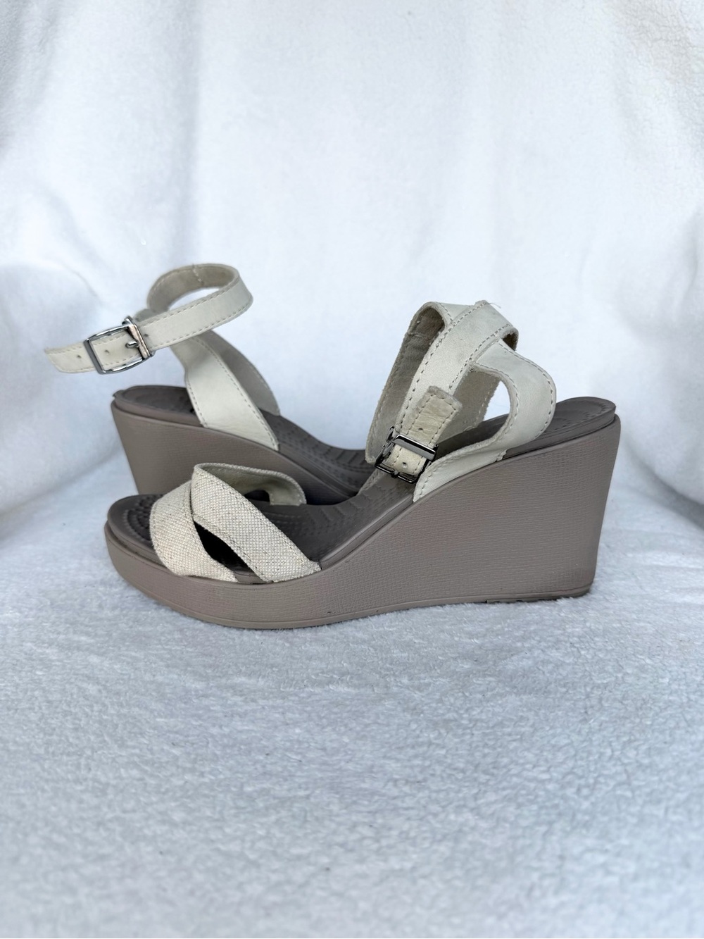 Crocs Women's Sandal Leigh II IVORY Ankle Strap Wedge Sandals Size W7